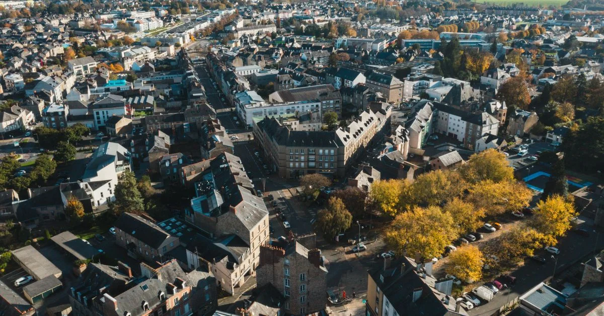 Découvrez la charmante ville de Fougères, en Bretagne, vue du ciel grâce à cette superbe photo aérienne.