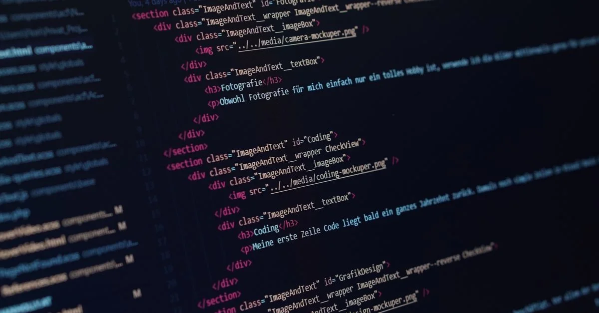 Vue rapprochée de code HTML affiché sur un écran sombre, mettant en avant des concepts de codage.